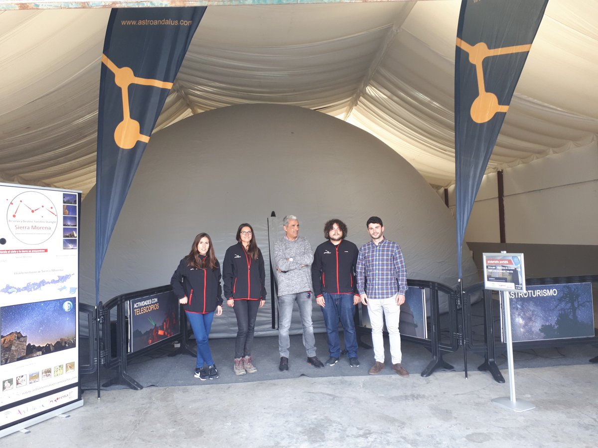 Fotos de esta mañana en Villaviciosa de Córdoba donde personas de todas las edades de esta localidad y localidades cercanas van a disfrutar de actividades relacionadas con la astronomía en Sierra Morena #cordoba #sierramorenacordobesa #astronomia #villaviciosadecordoba