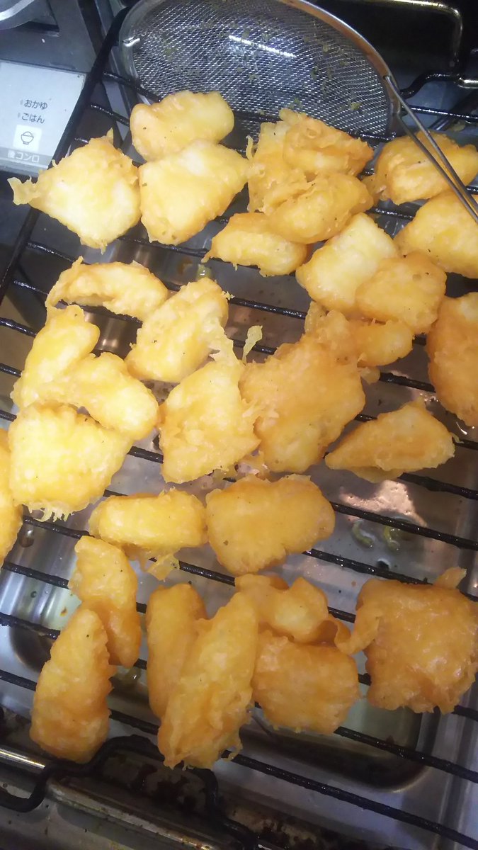 奏霧 冷凍イカと勘違いして買った冷凍あぶらかれいを モランボンのオニオンリングの素につけて揚げたもの と 余ったオニオンリングの素にゴマ混ぜてササミ入れて揚げたもの です かれい ふわふわさくさく ヾ ﾉ T Co