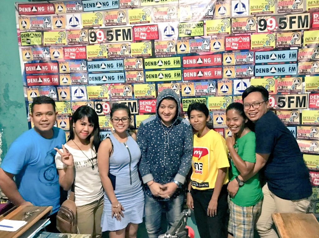 Denbang995FM's tweet photo. Bersama Pelantun #KeyakinanHati Abang Handsome Baba @fardhan_zee & Pemilik #GoyangPecut Neng @LiaCallia
Rabu 18.04.2018 #LiveInterviewVisit #PromoSingle
Pukul 22.00 WIB
w/@SietoxDJ_RDB @KiaHarvesya @ditha_rdb @FonnyVeroRDB @arkkenriana
#BelumBisaMoveOn Dari Keseruannya Mlm itu https://t.co/xfvkpx4pAD