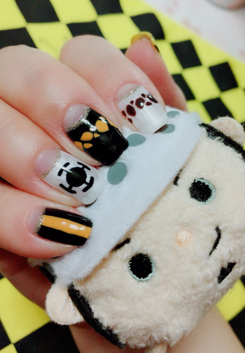 ট ইট র おみcafe 痛ネイル One Piece トラファルガー ロー 今回 シール一切なしの全部手描きでした アニマル柄 描くのがバランス難しいけど楽しかったです ワンピース One Piece トラファルガー ロー トラ男 ハートの海賊団 痛ネイル セルフ