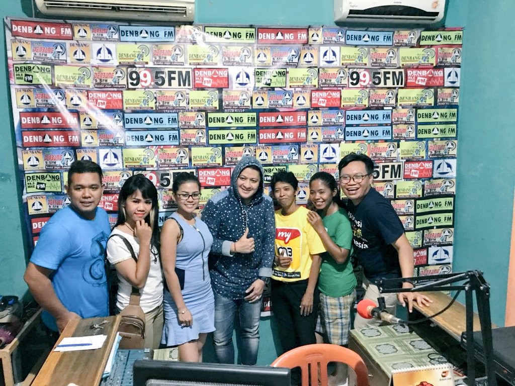 Denbang995FM's tweet photo. Bersama Pelantun #KeyakinanHati Abang Handsome Baba @fardhan_zee & Pemilik #GoyangPecut Neng @LiaCallia
Rabu 18.04.2018 #LiveInterviewVisit #PromoSingle
Pukul 22.00 WIB
w/@SietoxDJ_RDB @KiaHarvesya @ditha_rdb @FonnyVeroRDB @arkkenriana
#BelumBisaMoveOn Dari Keseruannya Mlm itu https://t.co/xfvkpx4pAD