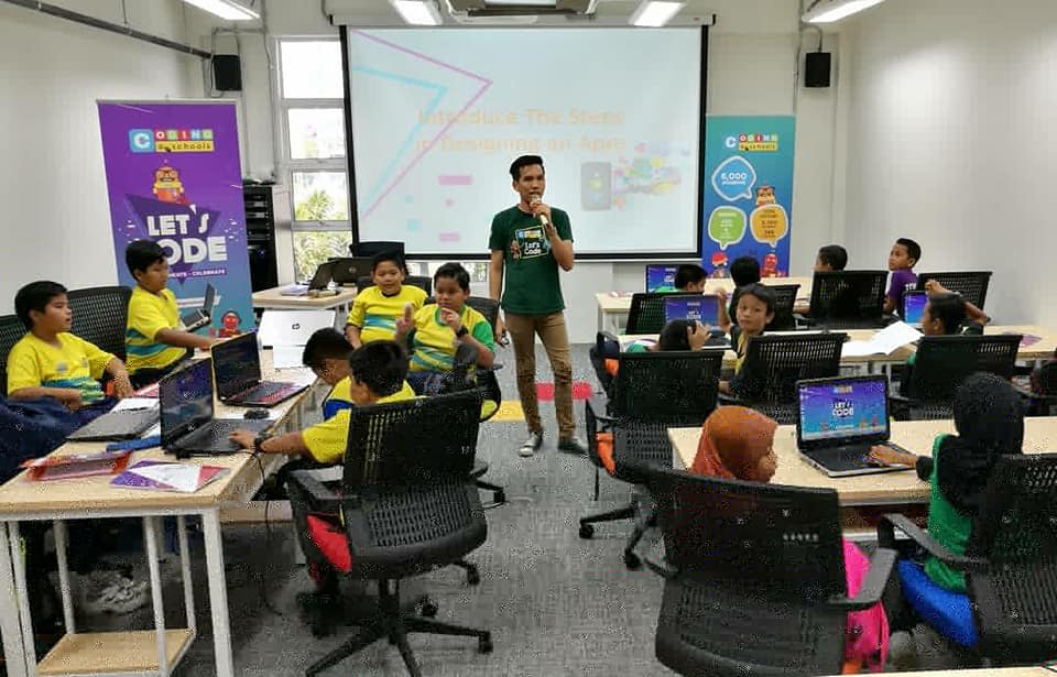 codingatschools's tweet photo. The participants are being introduce to basic of generating an app.

Keep it up guys! Livecode mode is on!

#codingatschools2018 
#codingatschools 
#NEGARAKU 
#MOF_Malaysia
#MyNBOS
#TD1303Terengganu https://t.co/i8VYVlJP0u