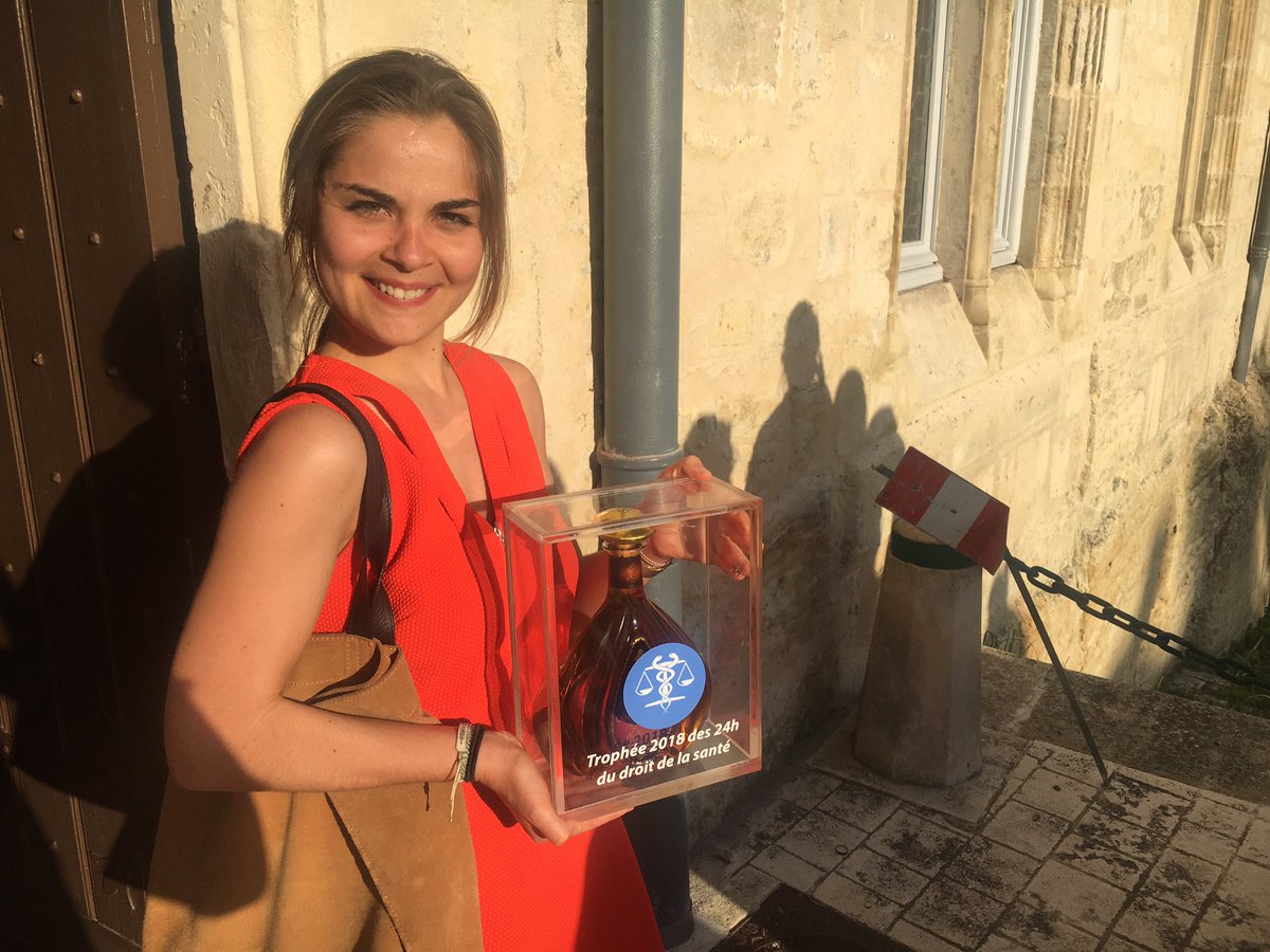 Master2DRM's tweet photo. Une équipe DRM remporte 2 prix au concours des 24h du droit de la santé : le prix du meilleur mémoire et celui de la meilleure équipe. Parfait pour conclure cette superbe année 👌🏆🍾 https://t.co/aPfg1j7Jqt