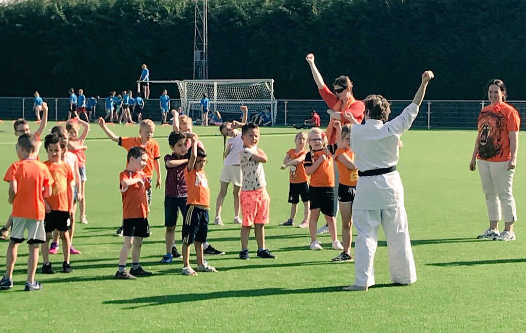 Ook in Numansdorp grote happening. Opening #Koningsspelen 300 kinderen aan de slag; sportief &amp; muzikaal. Ook hier chapeau voor vrijwilligers &amp; verenigingen! <a href="/vvnsvv/">NSVV Numansdorp</a> <a href="/Kippenrenners/">Kippenrenners.roparun</a> @vrwelzijn