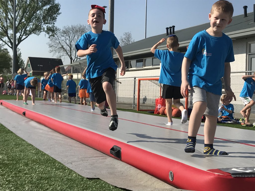pieterpaans's tweet photo. Ook in Numansdorp grote happening. Opening #Koningsspelen 300 kinderen aan de slag; sportief &amp; muzikaal. Ook hier chapeau voor vrijwilligers &amp; verenigingen! @vvnsvv @Kippenrenners @vrwelzijn https://t.co/fl3KKPRpPn