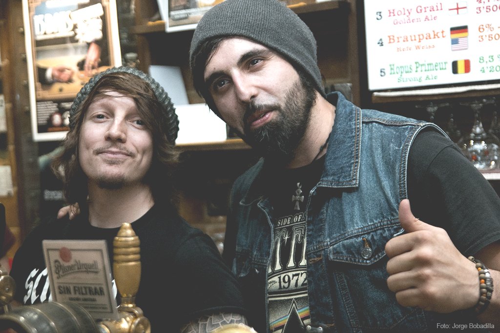 Los chicos de <a href="/StonedAtPompeii/">Stoned At Pompeii</a> nos presentaron su nueva cerveza #ancroidal en <a href="/elbolichebeers/">Cervecería Boliche</a> Conexión en directo con <a href="/galicianbrew/">galicianbrew</a> para saber en detalle ¿por qué está tan cojonuda? y acústico incluido. ¡No os los perdáis con <a href="/E_Fence/">Electric Fence</a> esta noche en #Trashcan! #pideAncroidal