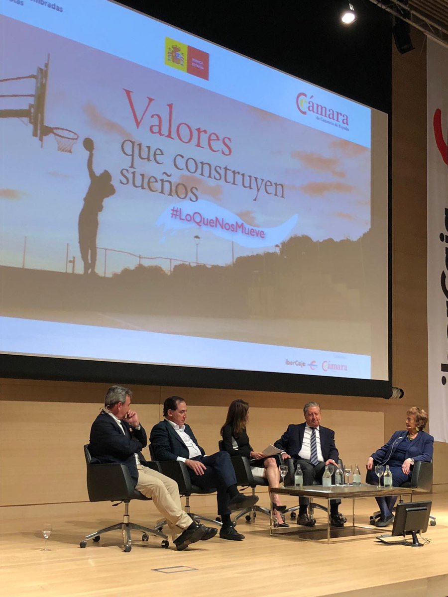 EspanaGlobal's tweet photo. Hoy, en #LoQuenosMueve: @ahuertasmejias, presidente de @MAPFRE; Ramón Paredes, vicepresidente de RRII de @tuSEAT y el Grupo Volkswagen en España;  Francisco Javier Bueno, cirujano pediátrico; @isabel_mijares, química y enóloga y @jmcalderon, jugador de la @NBA, desde #EEUU https://t.co/ia2Rnqrknx