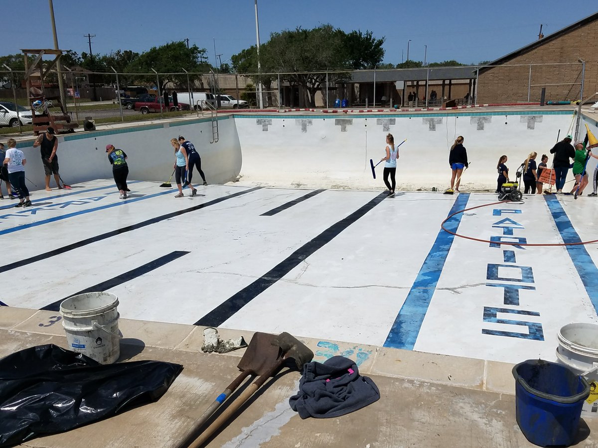 ParkerPoolCC's tweet photo. Thank you to all of the volunteers who helped clean out Parker Pool for the summer season! @USCG, @TAMUCC_TriDelta, @CorpusChristiPD, @flourbluffnews, Jack and Jill Landscaping, Andy's Country Kitchen, Maximus Lawncare, @IslandCampus and Flour Bluff residents. 
 #tamuccbigevent https://t.co/2PhZzw2Zqh