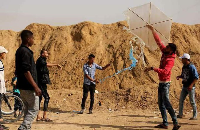 WeAreNotNumbers's tweet photo. #Palestinian youth fly kites over their occupied territories on the fourth #Friday of the #GreatMarchOfReturn. The protests are still peaceful! 

#FreePalestine
#Gaza #مسيرة_العودة_الكبرى https://t.co/U3DIA2mokG