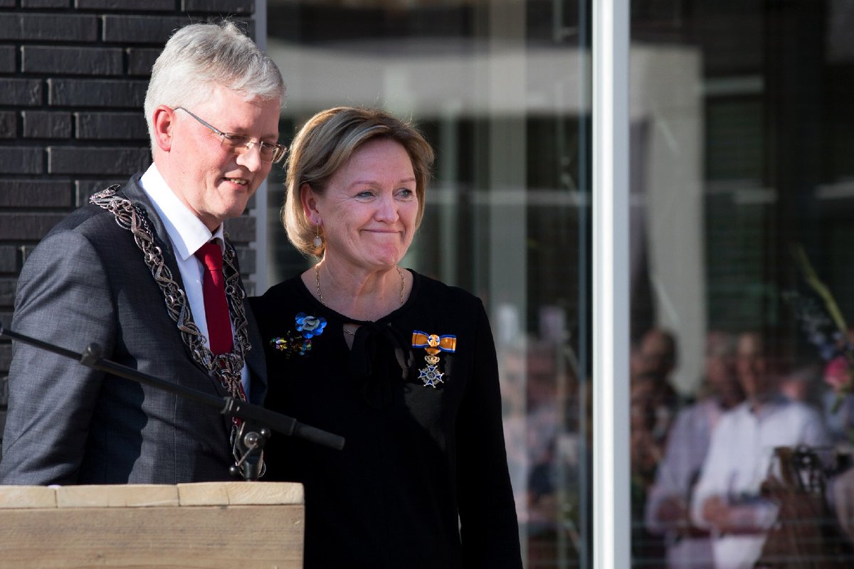 Burgemeester Weterings reikt Koninklijke onderscheiding uit Lian Smits van Sterk Huis. Officier in de Orde van Oranje Nassau.