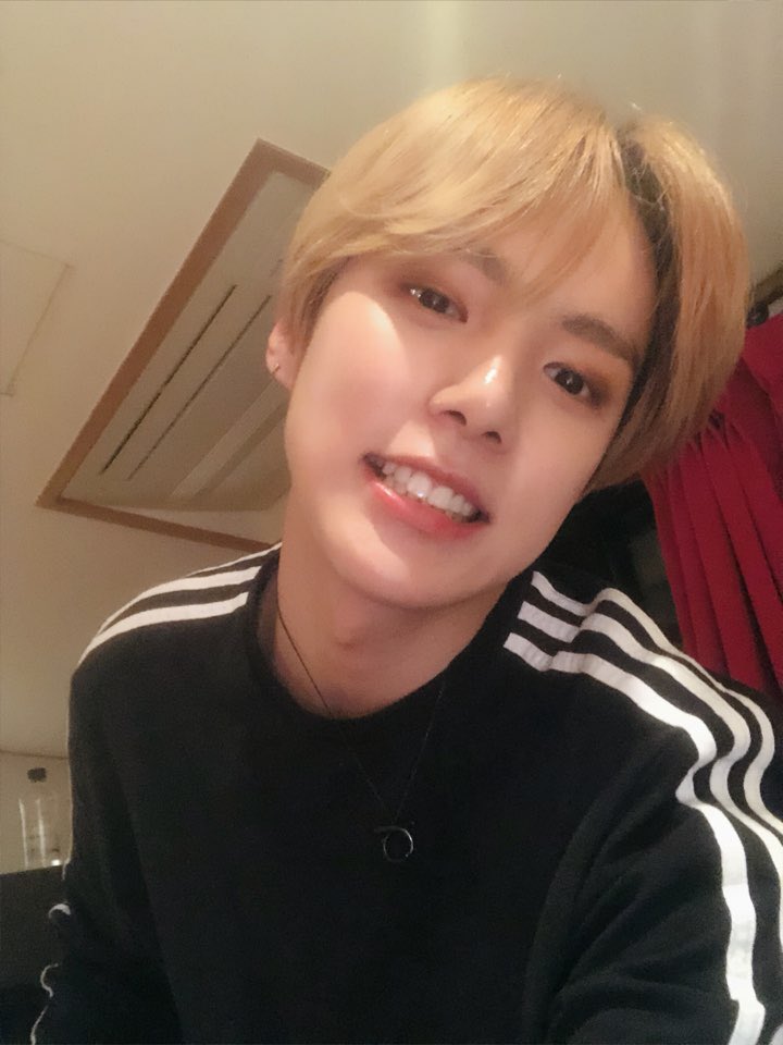 OfficialMONSTAX's tweet photo. [#민혁] 오랜만이니까 네장 
받아주실꺼죠? https://t.co/Z0eIPpyfEF