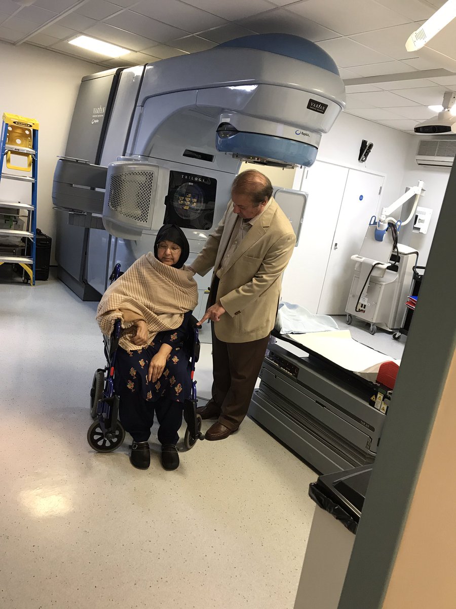 لندن پہنچنے کے بعد طبی مرکز میں علاج کے دوران بیگم کلثوم نواز اپنے شوہر نواز شریف کے ہمراہ۔ فوٹو مریم نواز