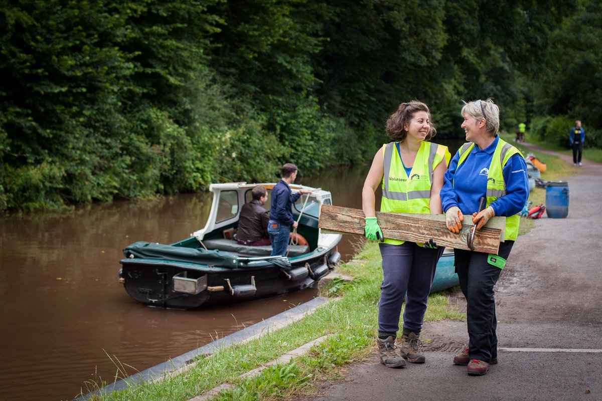 CanalRiverTrust's tweet photo. Today is #volunteerrecognitionday and we have a lot of incredible @CRTvolunteers to thank! The contribution of our #volunteers can be seen everyday across the waterways and we are so grateful for the amazing people who give their time - THANK YOU! https://t.co/fW1i4ekBZS https://t.co/YUkEm6efV0