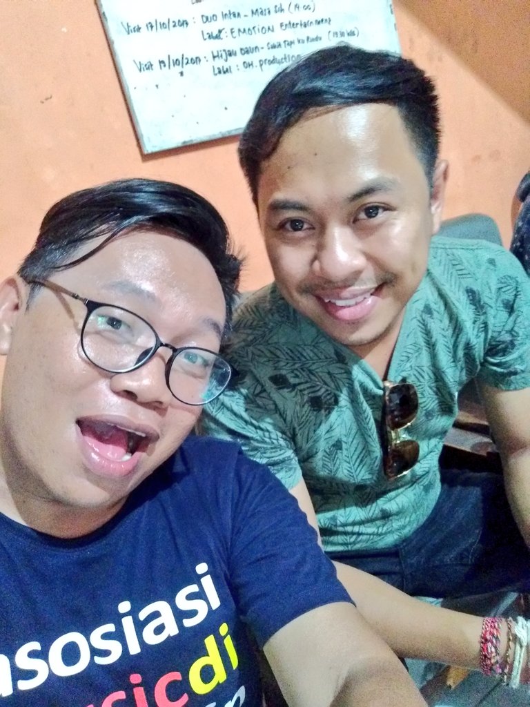 Denbang995FM's tweet photo. Dengan Mereka @FonnyVeroRDB Diapit @fardhan_zee @LiaCallia
@KiaHarvesya with #BaguzBaguzta & #StefanieMountegah
Cc: @Witasubrata
@arkkenriana @SietoxDJ_RDB @ditha_rdb
#KeyakinanHati #GoyangPecut #LiveInterview #VisitPromo #SingleNew #DenbangFMLampung https://t.co/LHiSDNwtKA