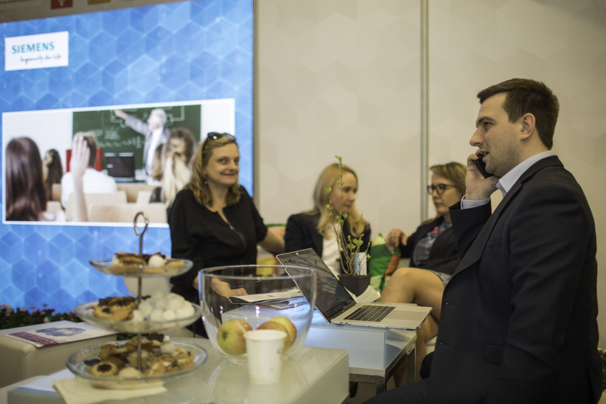 FOB_Poland's tweet photo. Na naszym Facebooku znajdziecie już zdjęcia z #TargiCSR - z części konferencyjnej i rozdania nagród #Sustainhack, #Pióroodpowiedzialności i #greenFrogAwards, #Raport2017 https://t.co/w5oFVC2hqK #CSRwPL #relacja #zdjęcia https://t.co/EH1aKV5ZyC