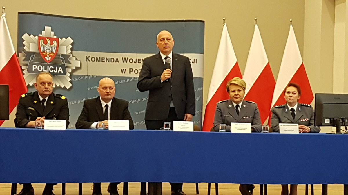 MSWiA_GOV_PL's tweet photo. Minister @jbrudzinski do funkcjonariuszy podczas odprawy służb w @SPPila: Poziom zaufania obywateli do służb jest imponujący i jest za co Państwu dziękować. https://t.co/TzKXurRkbG