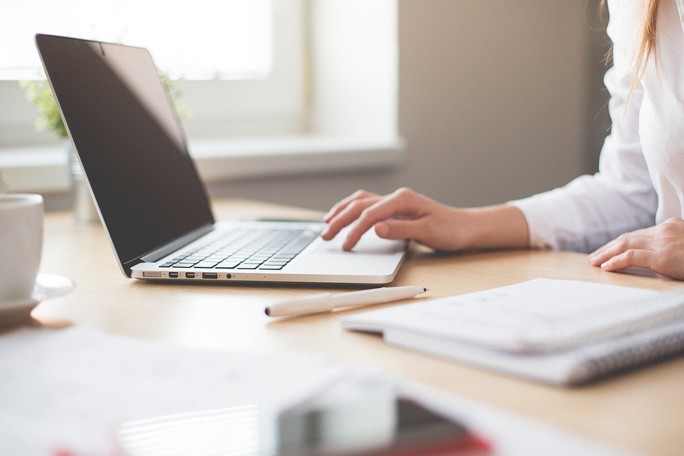 LiveLifeHacking's tweet photo. Clear the excess #clutter and trash off of your #desk top.  Wipe it down and make it look like a place you actually want to be and use.  It only takes 20 minutes, what are you waiting for? #organizing #decluttering #office https://t.co/KyihnUyGA4