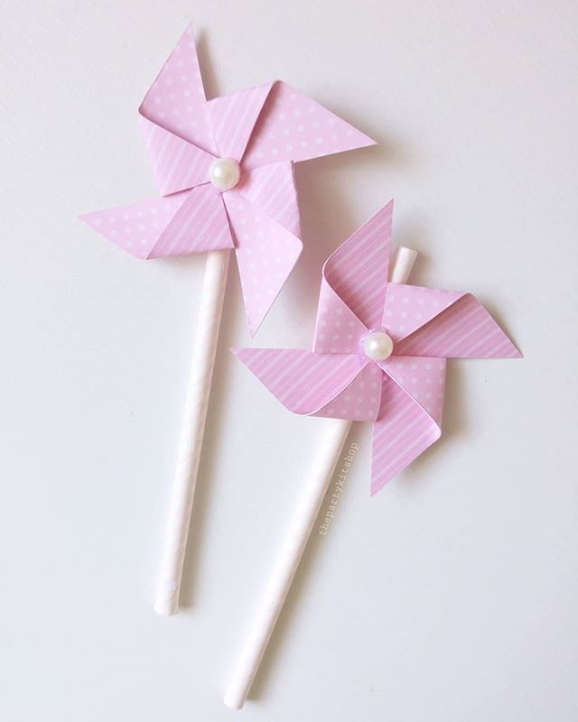 thepartykitshop's tweet photo. Made 48 Mini paper windmills that @mdtpartyandcakes is going to use to decorate some cupcakes! Have a wonderful weekend! 🌼 he hecho 48 mini molinillos de papel que decoraran unos cupcakes de @mdtpartyandcakes Feliz finde!!
.
#windmill #paperwindmill … https://t.co/PRfrulB4Fd https://t.co/yExPmQ15Wx