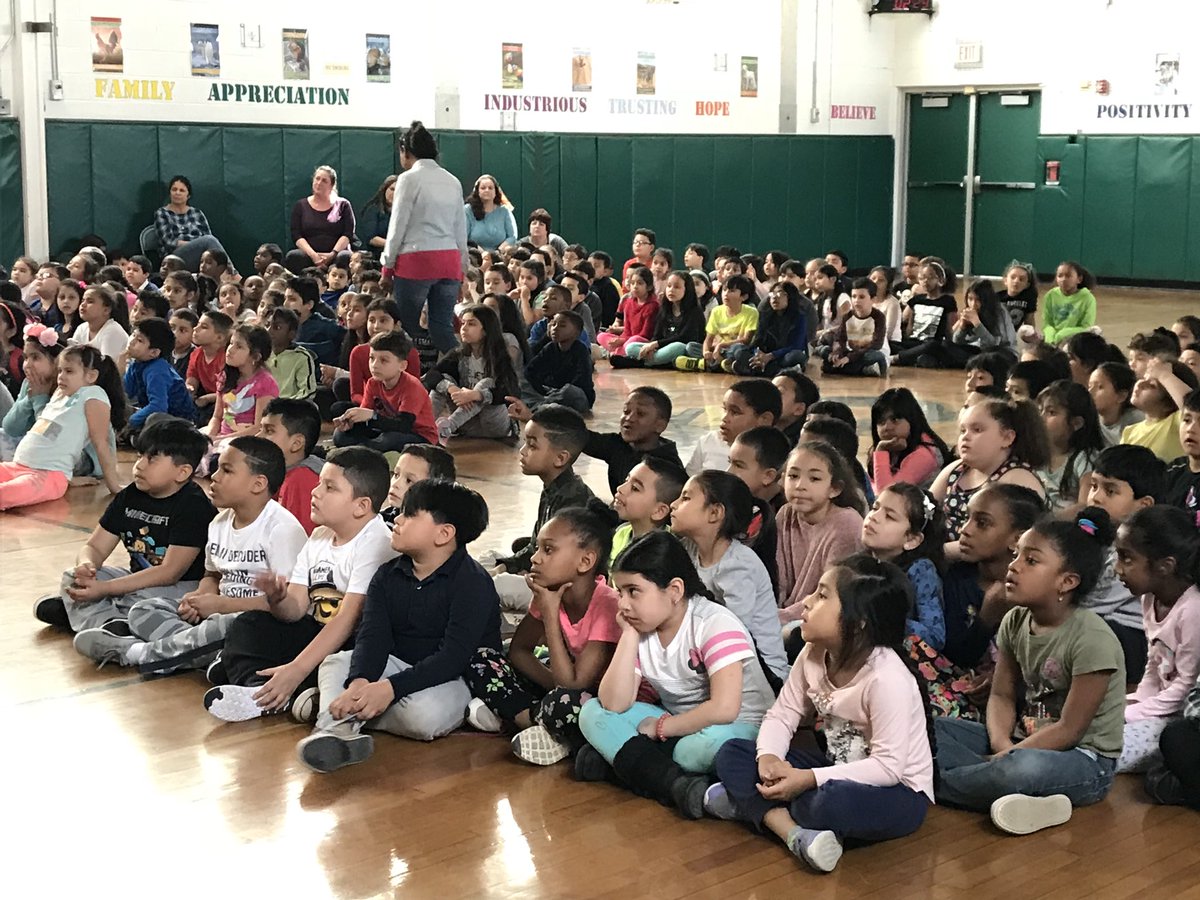 OakParkElem's tweet photo. Author/Illustrator Richard Torrey visited OP to share his passion for drawing and his books including #Allysaurus Ss loved watching him draw and learning about how his stories came to be. Thank you Richard Torrey! https://t.co/Crh7R8Z17j