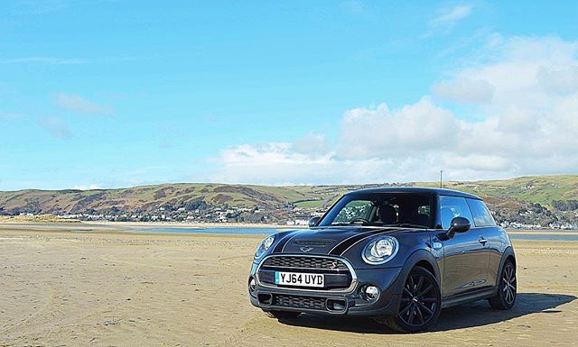 sycamoremini's tweet photo. #FanFriday #SycamoreMINI #MINI #MINIoftheday #MINIUK #MINICooper 
Found a beach, parked on it 🏖
 #miniadventure #mini #coopers #f56 #jcw #beach #borth #wales #thundergrey #yj64uyd #drivetribe #views 📷: @tom_drivetribe https://t.co/5JRHdryd0l