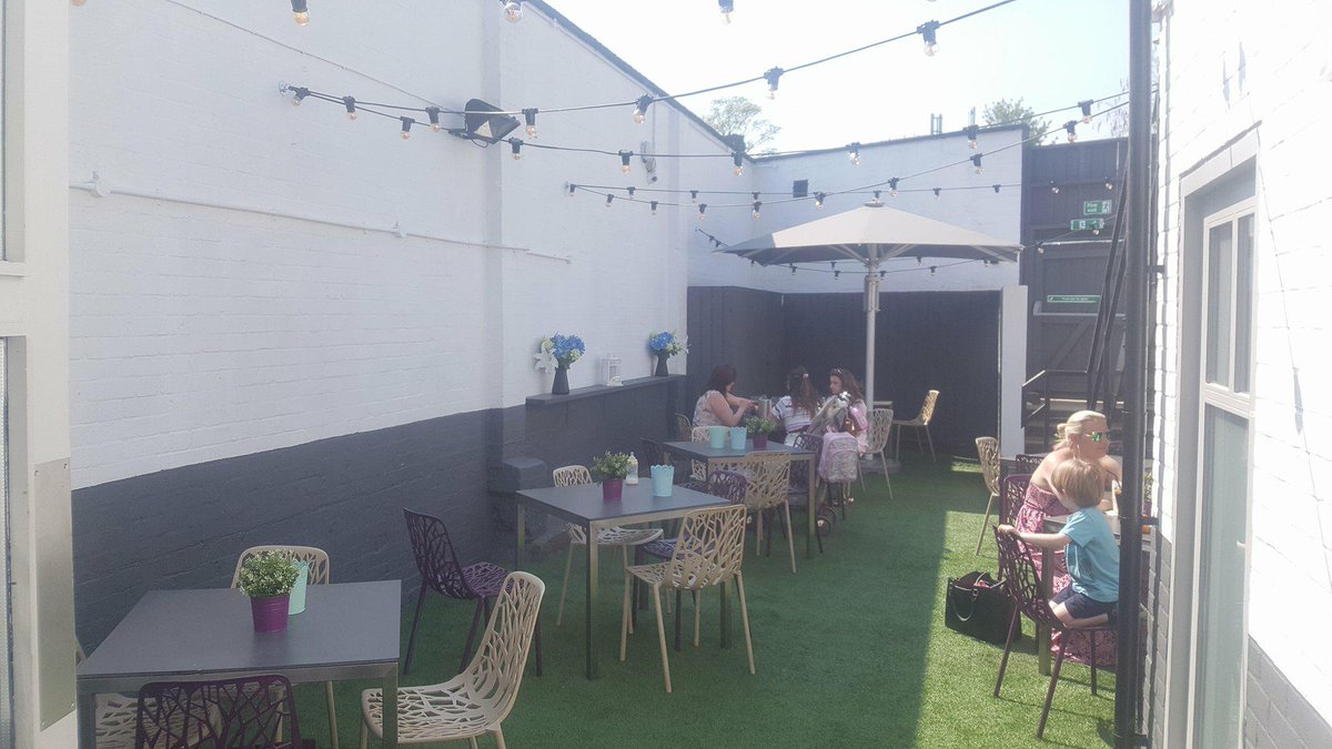 SlugSWood's tweet photo. Come enjoy this Lovely Day Here at #Slugandlettucesouthwoodford
#2for1oncocktails #fizzfridays
#Giantpornstarmartini
#Secretgarden https://t.co/4gGeTcB1Ua