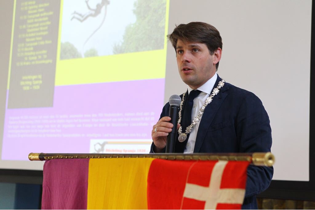 CootjeVoogel's tweet photo. Vanmorgen was Herdenking Spaanse Burgeroorlog in de Nieuwe Havo met wethouder Arjen Vliegenthart en stadsdeelvoorzitter Noord @cobyvanberkum. Namens de gemeente Amsterdam werd een krans gelegd door de stadsdeelvoorzitter Coby van Berkum. https://t.co/8ciyfYNFiR