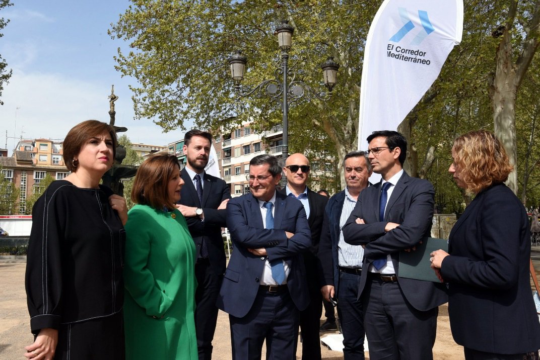 Samuelp_asencio's tweet photo. El presidente de @dipgra, @_PepeEntrena, ha participado hoy en un encuentro que ha reunido a las principales instituciones y entidades de la provincia para demandar el Corredor Mediterráneo, la conexión ferroviaria con Levante.

https://t.co/fuiOvR5cV8 https://t.co/Tbcicu6hA7