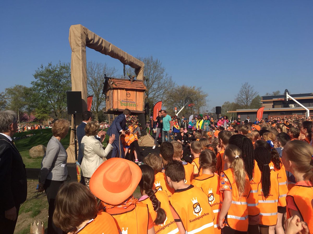 Koninklijk bezoek aan de #energieneutrale en #gasloze brede school De Fliert in Twello die vorig jaar door ons werd opgeleverd! #Koning Willem-Alexander opende vandaag na het #Koningsontbijt de 6e editie van de #Koningsspelen. Lees verder op: bit.ly/2qMcE9j