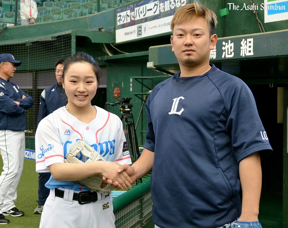 朝日新聞 映像報道部 Twitterren T Co 47o8cdhndw フィギュアスケートの樋口新葉選手が２０日 プロ野球の西武 ロッテ戦で始球式を務めました 試合前には西武の森友哉選手と握手し 手のひらがマメだらけですごいなと思った と話していました 長