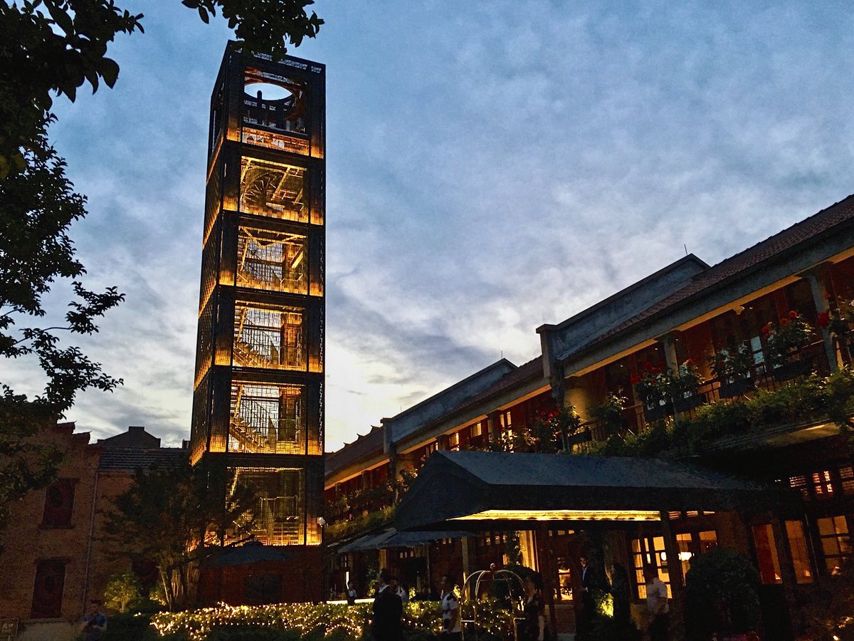 A #beautiful #sunset to start our #weekend! 

#capellashanghai #truecapella #shanghai #laterrace #weekendvibes