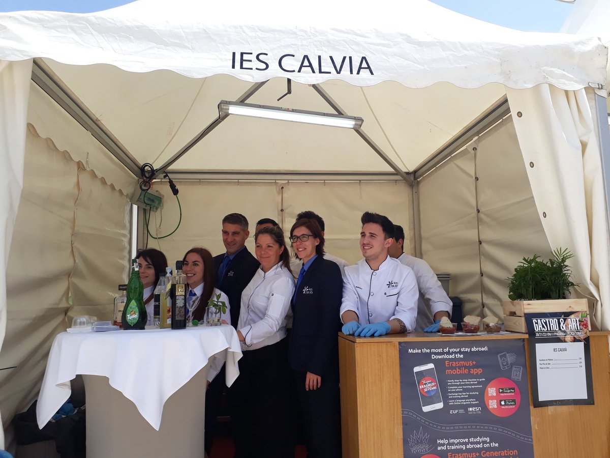 RadioCalvia's tweet photo. El IES Calviá participa también en #gastroandart en #peguera con show cooking y un stand https://t.co/T7kuToC5gN