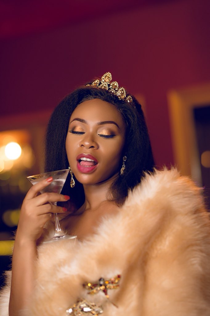 michyDiamond_'s tweet photo. Cheers 🥂 to the weekend 
Alhamdulillah🙏🏼
Give thanks for life 
#Queen👑
@divinecaseygh @sparkles_jewellerygh @wardrobeyak @niidjarbeng_lightville https://t.co/FLQaLR8dgB
