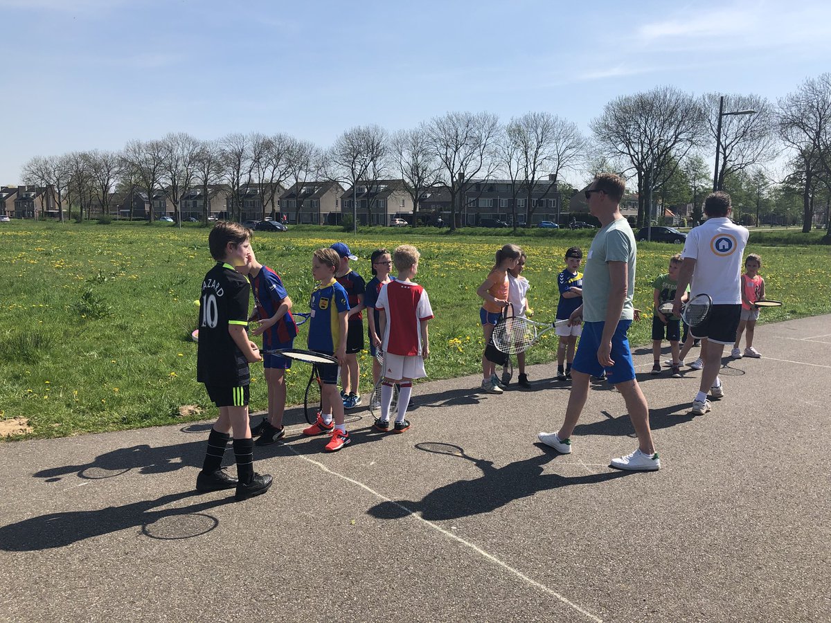 Edwinvda's tweet photo. Wederom een zonnige en geslaagde Koningsspelen. Met dank aan @SimonSPORTnl @SimonTENNISnl.
@witteringnl https://t.co/z41PWyGVM5