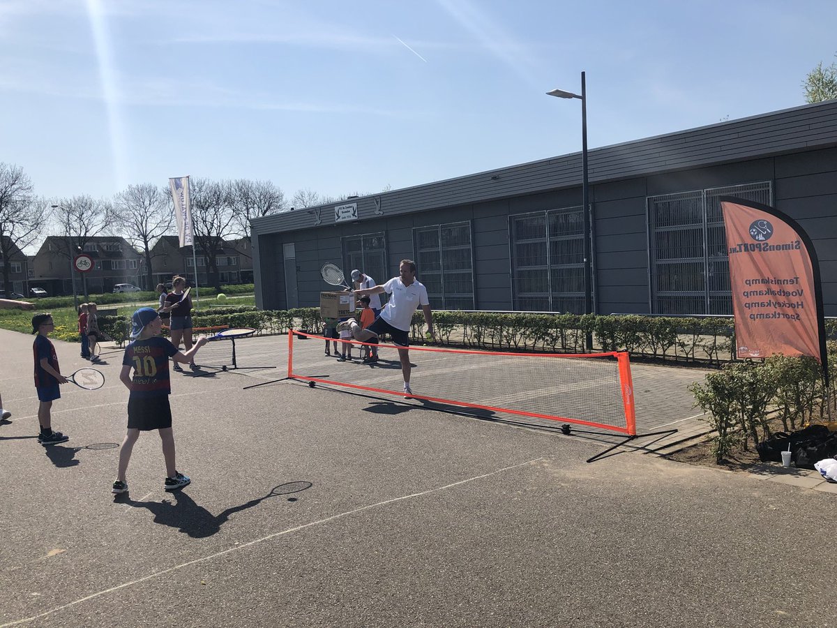 Edwinvda's tweet photo. Wederom een zonnige en geslaagde Koningsspelen. Met dank aan @SimonSPORTnl @SimonTENNISnl.
@witteringnl https://t.co/z41PWyGVM5