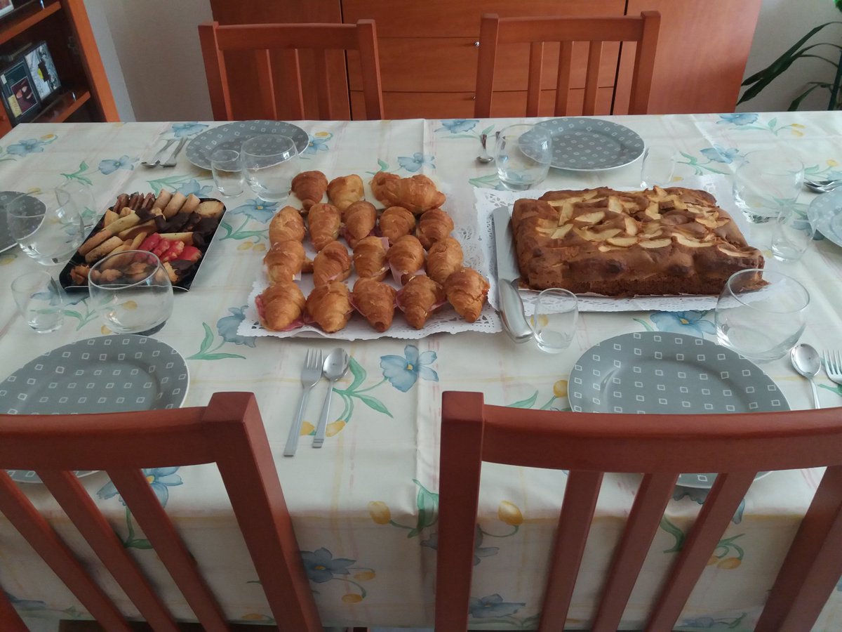 @TietesxStEsteve Ja ho tinc tot a punt per berenar gràcies al <a href="/ForndepaSER/">Forn de pa de Sant Esteve De Les Roures</a>. Les begudes espiritoses proporcionades pel @cellerStEsteve les tinc en fresc que avui fa caloret. Ja s'ha vist en el ruc del @MeteoSER que no se li remenava la cua i la tenia calenta.