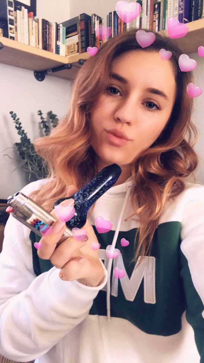 sirena_siren_'s tweet photo. ✨ happy 420 ✨ I’m your favorite strain ✨ 

#weedprincess #findom #femdomme #420 #wakeandbake https://t.co/Zv4PBDAZjt