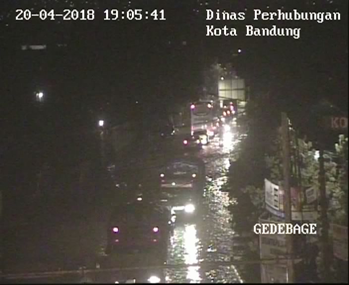 AtcsBandung's tweet photo. Pantauan sekitara Simpang Gedebage terjadi banjir cileuncang.

Saat ini sudah di koordinasikan kepada @DPUKotaBandung.

cc @infobdg @infobandung @PRFMnews https://t.co/N2KGezqmdT