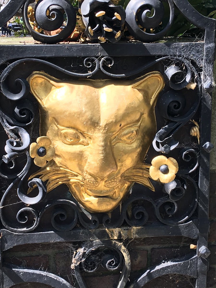 Sylindria's tweet photo. #GreshamStreet #Gate #London https://t.co/Fm6JFI5ciE