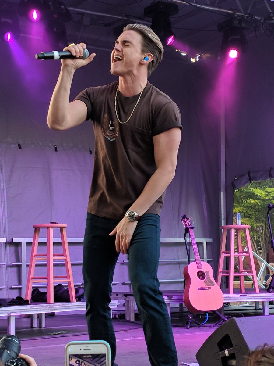 lizt814's tweet photo. Thank you @ECU_SAB for making this happen. And thank you to @JesseMcCartney for coming out. ❤️❤️ My childhood has been made. ((All photos are mine. Please credit)) https://t.co/kce3C0FVNQ