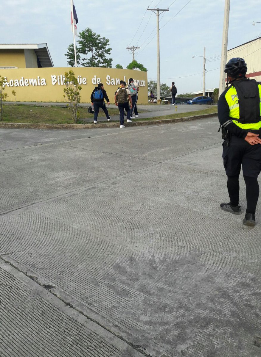 policiadepanama's tweet photo. #AEstaHora efectivos de @ProtegeryServir  en la #ZP20  se mantienen garantizando la seguridad de los estudiantes en distintos puntos de Chilibre. #AyúdanosAProtegerte #LlamaAl104 https://t.co/cmzaDFu8P5