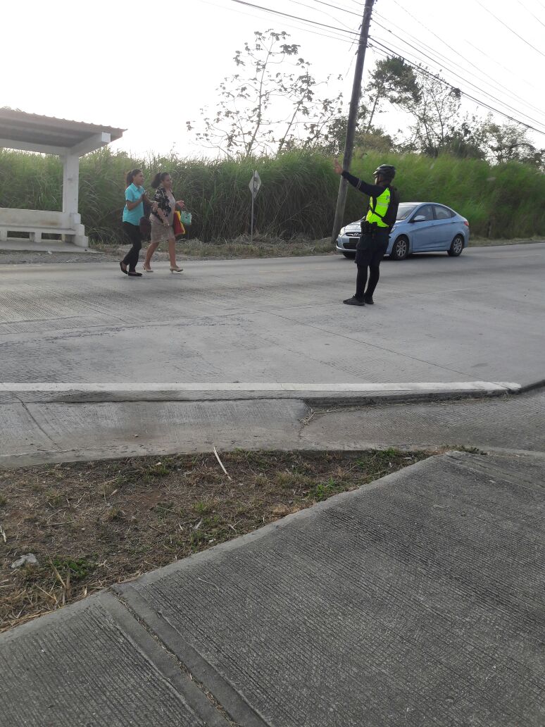 policiadepanama's tweet photo. #AEstaHora efectivos de @ProtegeryServir  en la #ZP20  se mantienen garantizando la seguridad de los estudiantes en distintos puntos de Chilibre. #AyúdanosAProtegerte #LlamaAl104 https://t.co/cmzaDFu8P5