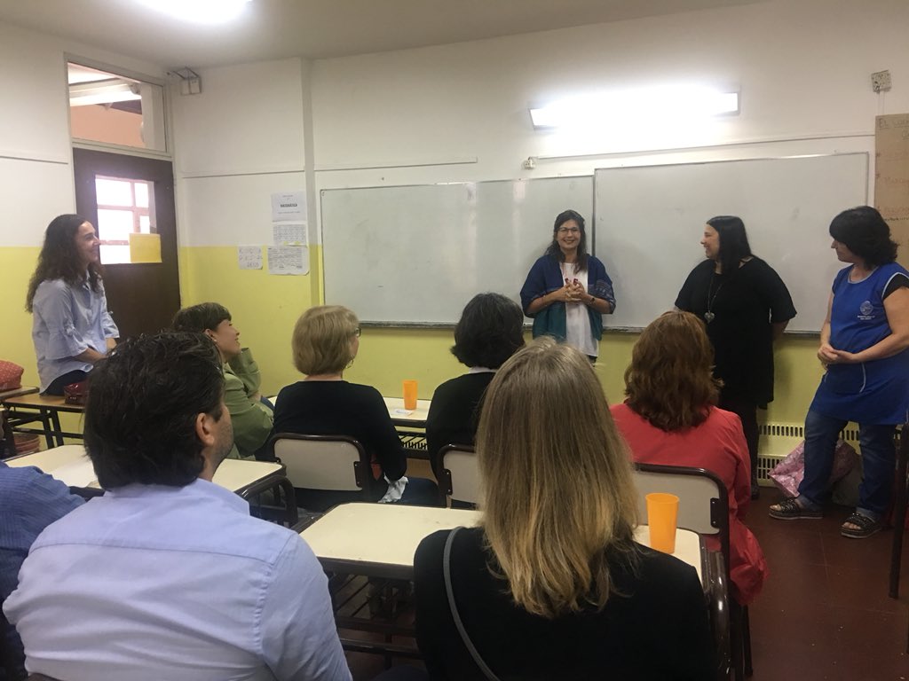 pao_simonetti's tweet photo. Comenzando la jornada en el cole en Malvinas Argentinas @SanIsidroGob Entendiendo con los profes que saben los chicos sobre energías renovables @citizenIBM @PieraCurotto @IBMArgentina #SmarterCitiesChallenge #IBM  #IBMconSanIsidro https://t.co/pz1xMRgbJr