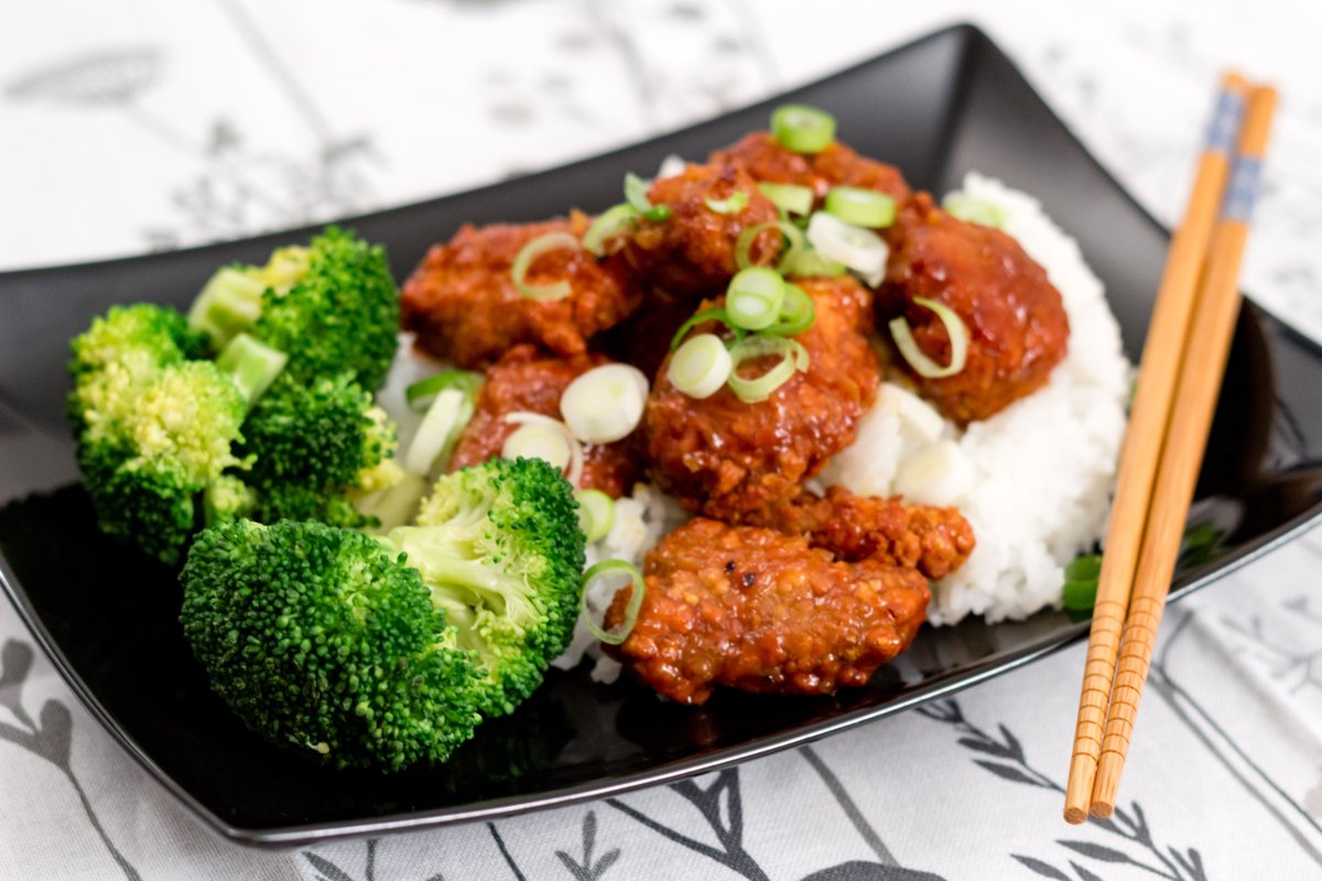 Ataborman's tweet image. Friterad apelsinkyckling av denna typ må vara en amerikansk bastardisering av en anrik kinesisk rätt, men vem bryr sig när det är så här gott?

ow.ly/WM7p30jAJqb #recept #foodporn #chicken #fastfood #recipe