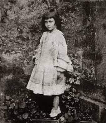 fantaletture's tweet photo. #Alice nel paese delle meraviglie: i grandi lavori letterari composti da Lewis Carroll sono pieni di argomenti per adulti, incluso un amore particolare per la giovane amica ispiratrice della protagonista che gli costarono accuse di pedofilia. Dettagli su: https://t.co/yoozMFUWDO https://t.co/QcygaJurxr