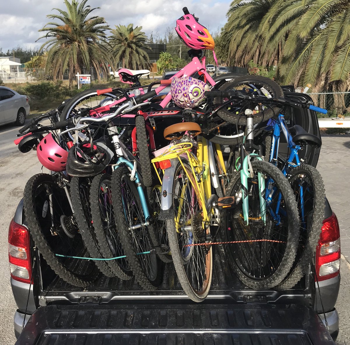ElissaCostello's tweet photo. Triathlon day @cayintschool and team Governors Harbour are on their way! 🏊‍♂️ 🚲 🏃‍♀️ #CISinspires #trithistri #swimbikerun #kidstriathlon #CaymanIslands #fitfam @jodydanter https://t.co/JnapHM956g