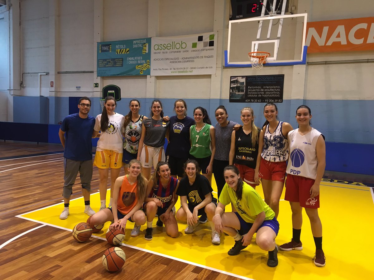 ASRBasketAlmeda's tweet photo. Contents de rebre la visita de @HelenaOma a l'entrenament del #JFALM
Jugadora referent en la seva etapa formativa al club a júnior i sènior abans de fer el salt a #LF1 de la mà de @unigirona i @sedisbasquet
#canteraAlmeda #modelAlmeda https://t.co/ibLwcvPRMa