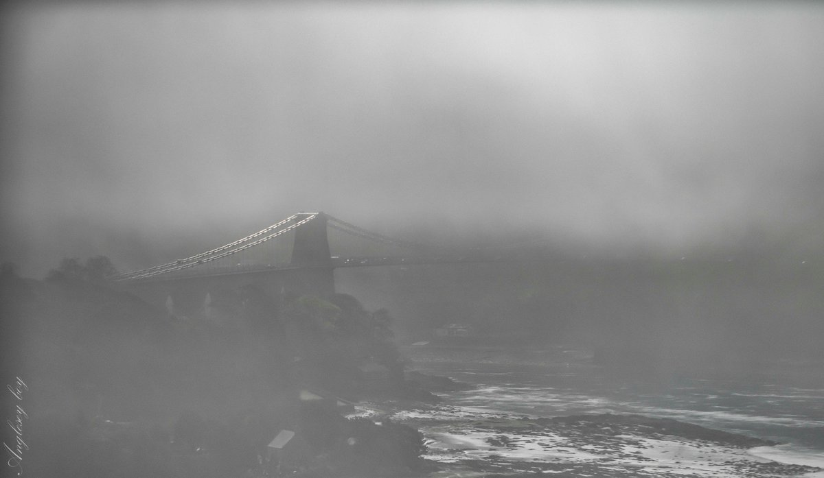 angleseyboy's tweet photo. The Menai Bridge this morning as he fog started  lifted @AngleseyScMedia #yearofthesea #angleseyday #anglesey @WalesCoastPath @ItsYourWales @ruthwignall #foggy https://t.co/WrvyQqNBS8