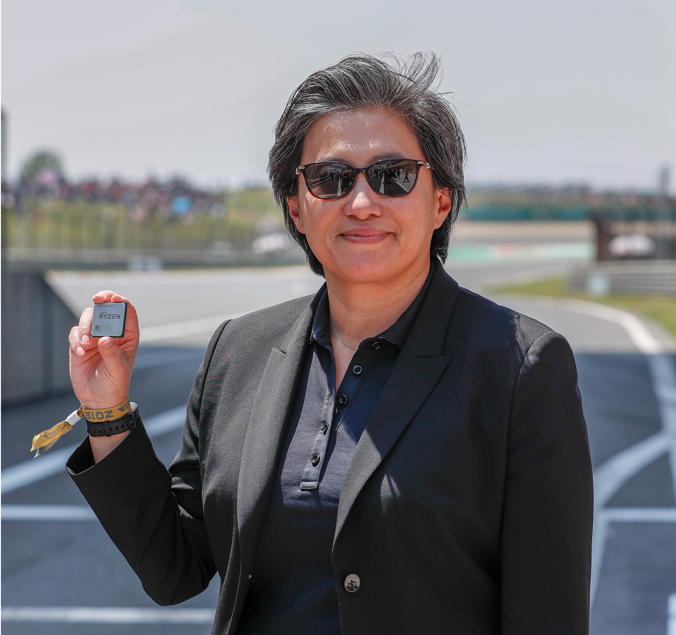 DbOh9p-UMAEv-jH?format=jpg&name=4096x409