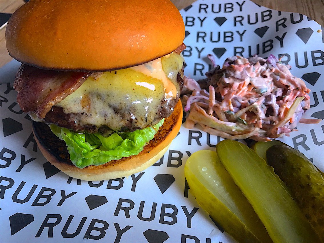 RUBYBURGERS's tweet photo. All our burgers come with fries & slaw #sidesincluded #BeachHoliday #Staycation #Exmouth #Devon #localfood #RubyBeef https://t.co/3PSILxCto5 https://t.co/ZoVPIiL3FM
