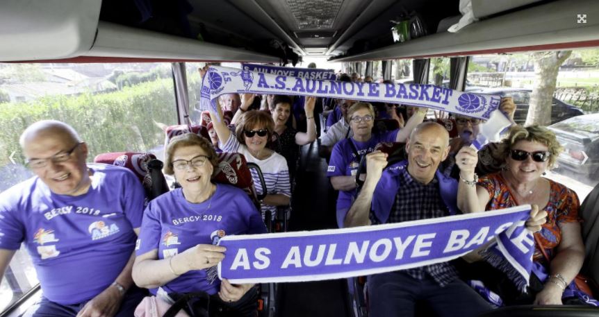Y'a de l'ambiance dans le bus des supporters de @AulnoyeBasket en route pour #Bercy. Il a de la chance notre journaliste @PACristante 
#Basket #TropheeCoupedeFrance
vdn.lv/6gnRKT